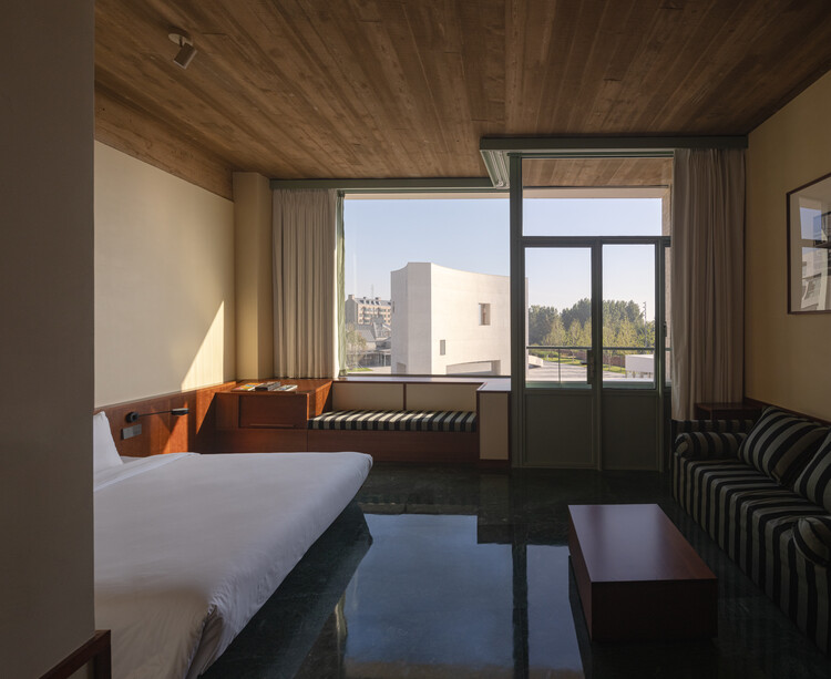 友谊湾社区，友谊之家俱乐部酒店及卷宗公寓 / 亘建筑事务所 - 室内图, 卧室, 木头, 床
