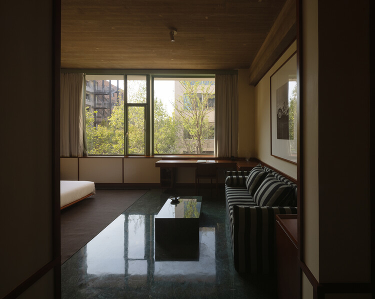 友谊湾社区，友谊之家俱乐部酒店及卷宗公寓 / 亘建筑事务所 - 室内图, 木头, 灯, 玻璃