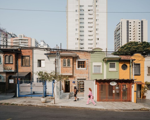 Do objeto à cidade, em busca de poéticas possíveis: entrevista com [entre escalas] - Imagem 1 de 14