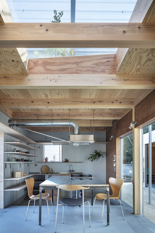 Casa do Telhado / Tamada & Wakimoto Architects - Fotografia de Interiores, Cozinha, Madeira, Cadeira, Viga