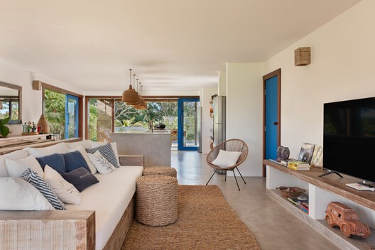 Casa Rubro Negro / W.A.M.V Arquitetura - Fotografia de Interiores, Sala de Estar, Sofá, Madeira, Mesa, Iluminação, Cadeira