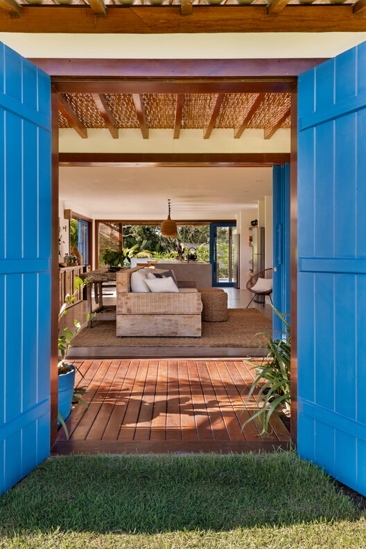 Casa Rubro Negro / W.A.M.V Arquitetura - Fotografia de Interiores, Madeira, Porta, Cadeira, Viga