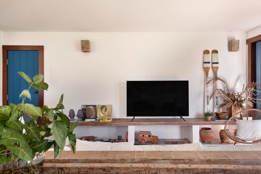 Casa Rubro Negro / W.A.M.V Arquitetura - Fotografia de Interiores, Madeira, Prateleira