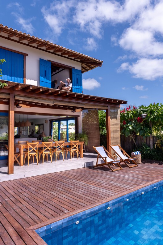 Casa Rubro Negro / W.A.M.V Arquitetura - Fotografia de Exterior, Madeira, Porta, Cadeira, Balcão, Pátio, Terraço