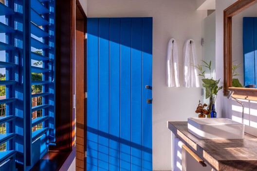 Casa Rubro Negro / W.A.M.V Arquitetura - Fotografia de Interiores, Banheiro, Madeira, Porta, Vidro