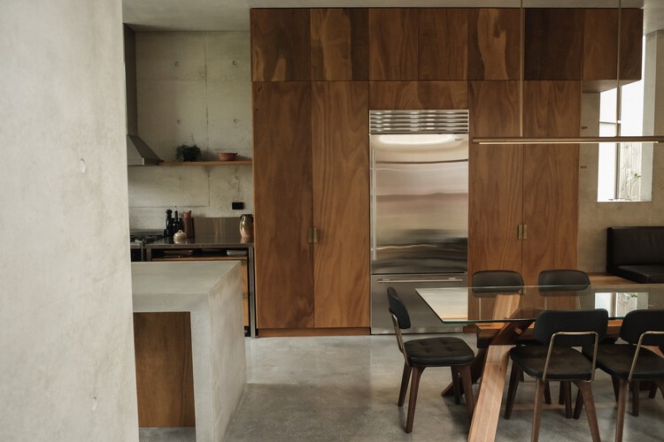 Casa Lagoon / Peter Stutchbury Architecture - Fotografía interior, Cocina, Madera, Iluminación, Sillas, Encimera