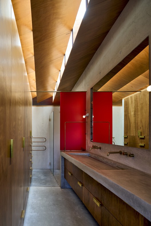 Casa Lagoon / Peter Stutchbury Architecture - Fotografía interior, Baño, Madera, Iluminación, Encimera, Fijación Vigas