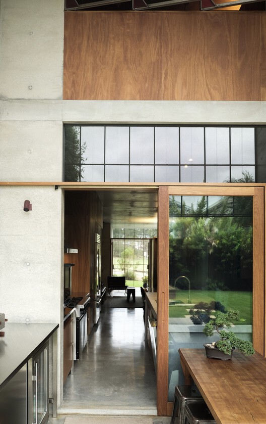 Casa Lagoon / Peter Stutchbury Architecture - Fotografía interior, Cocina, Madera, Puerta