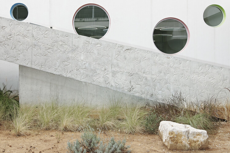Colegio Louise Wegmann / Dagher Hanna & Partners - Fotografía exterior, Concreto