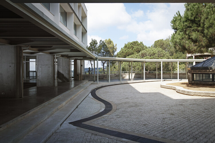 Colegio Louise Wegmann / Dagher Hanna & Partners - Fotografía exterior, Concreto, Balcón