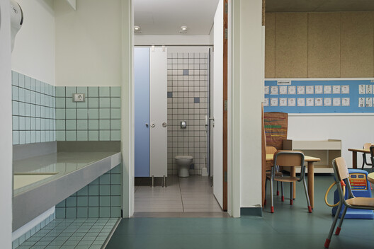 Collège Louise Wegmann / Dagher Hanna & Partners - Interior Photography, Bathroom, Glass
