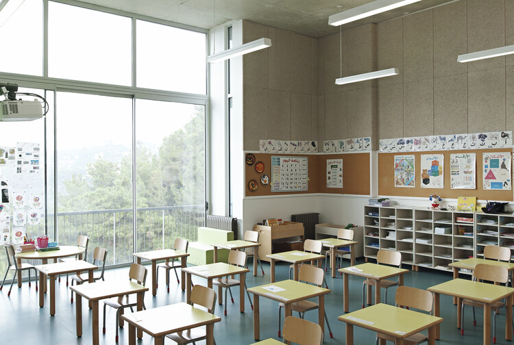 Colegio Louise Wegmann / Dagher Hanna & Partners - Fotografía interior, Comedor, Mesas, Sillas