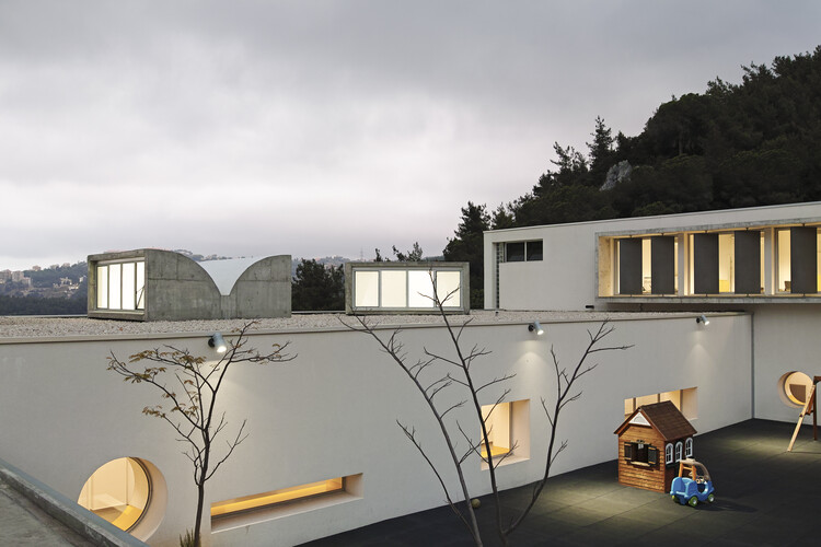Colegio Louise Wegmann / Dagher Hanna & Partners - Fotografía exterior, Concreto