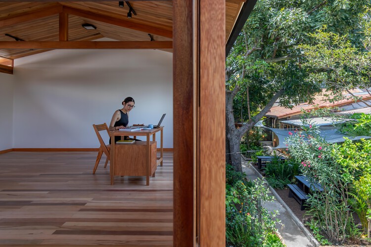 Bloque Este - espacio versátil / El Sindicato Arquitectura - Fotografía interior, Madera, Terraza