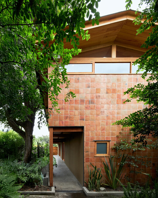 Bloque Este - espacio versátil / El Sindicato Arquitectura - Fotografía exterior, Madera