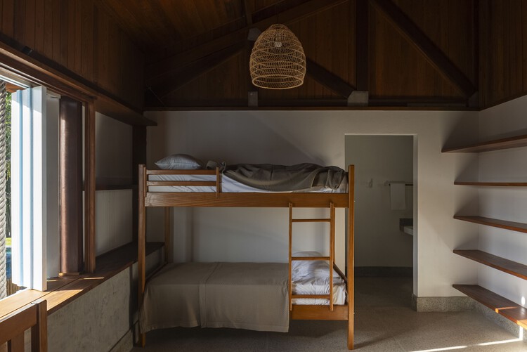 Casa Inaê / MACh Arquitetos - Fotografía interior, Dormitorio, Madera, Iluminación, Camas