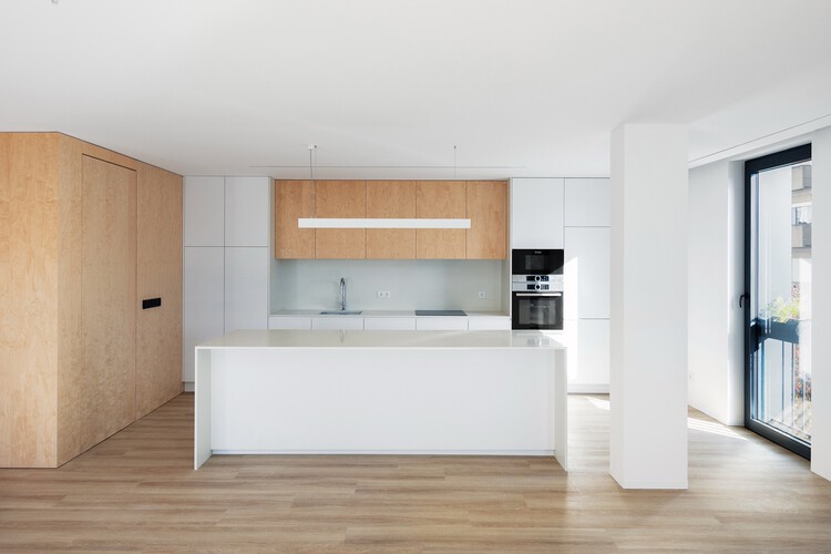 Empreendimento Atrium / TRAMA arquitetos - Fotografia de Interiores, Cozinha, Madeira, Bancada, Cadeira, Vidro