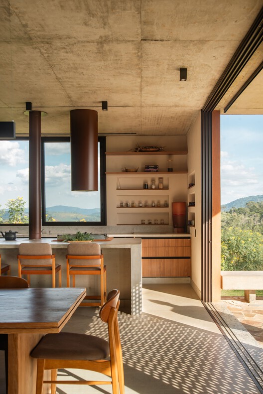 Casa Ankh / TAU Arquitetos + Studio Zanskar - Fotografía interior, Cocina, Madera, Mesas, Sillas