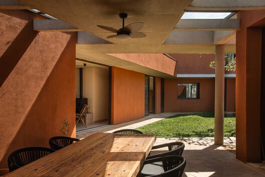 Casa Ankh / TAU Arquitetos + Studio Zanskar - Fotografía interior, Madera, Concreto, Sillas