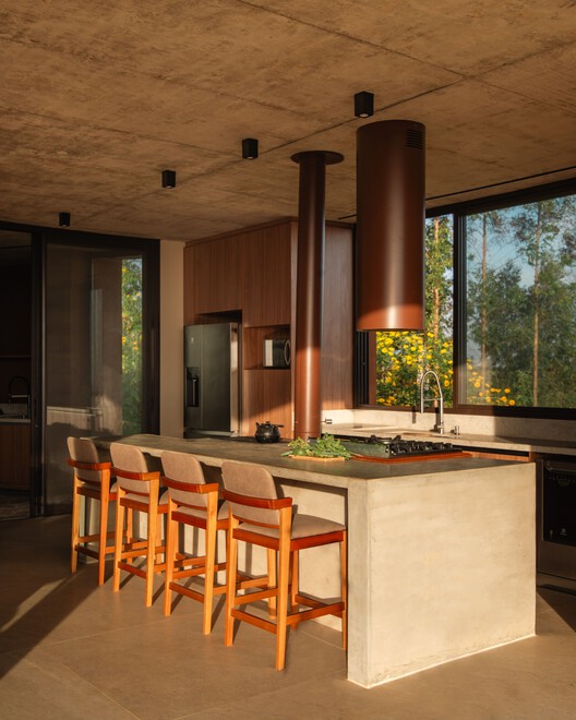 Casa Ankh / TAU Arquitetos + Studio Zanskar - Fotografía interior, Cocina, Madera, Sillas