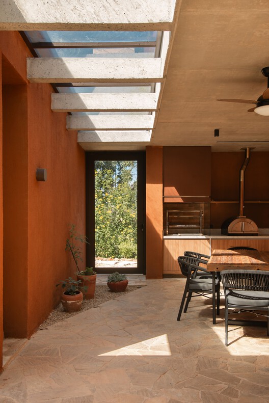 Casa Ankh / TAU Arquitetos + Studio Zanskar - Fotografía interior, Madera, Sillas, Patio, Patio interior