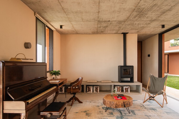 Casa Ankh / TAU Arquitetos + Studio Zanskar - Fotografía interior, Madera, Sillas
