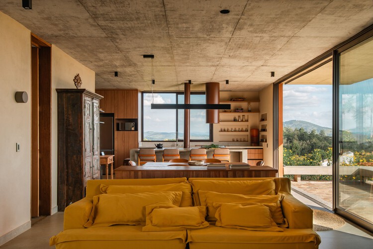 Casa Ankh / TAU Arquitetos + Studio Zanskar - Fotografía interior, Sala de estar, Madera, Sillas
