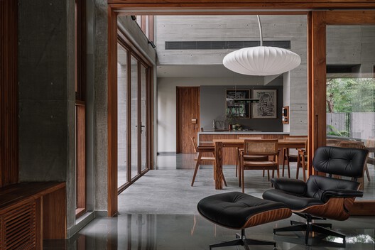 MS House / Studio Saransh - Fotografía interior, Comedor, Madera, Mesas, Sillas