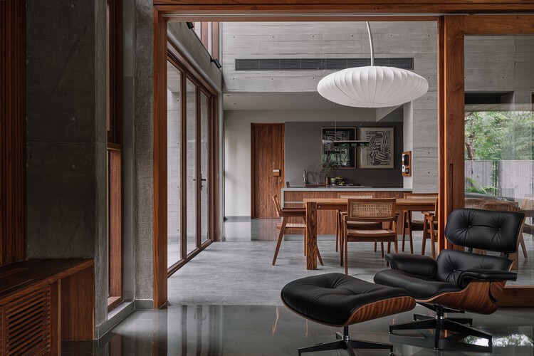 MS House / Studio Saransh - Fotografía interior, Comedor, Madera, Mesas, Sillas