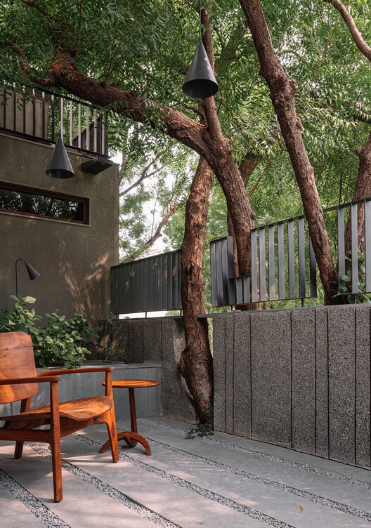 MS House / Studio Saransh - Fotografía exterior, Madera, Concreto