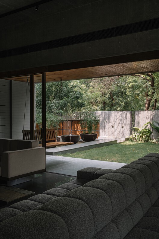 MS House / Studio Saransh - Fotografía exterior, Madera, Concreto