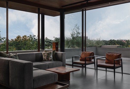 MS House / Studio Saransh - Fotografía interior, Sala de estar, Madera, Sillas, Vidrio
