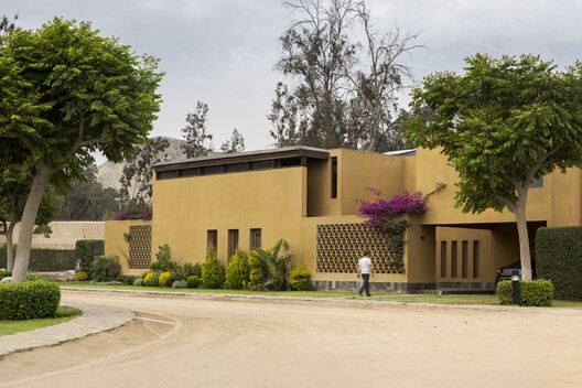 Casa en Cieneguilla / Vásquez & López Arquitectos - Fotografía exterior, Fachada, Jardín, Concreto, Patio interior
