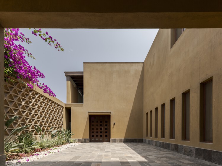 Casa en Cieneguilla / Vásquez & López Arquitectos - Fotografía interior, Concreto, Patio interior
