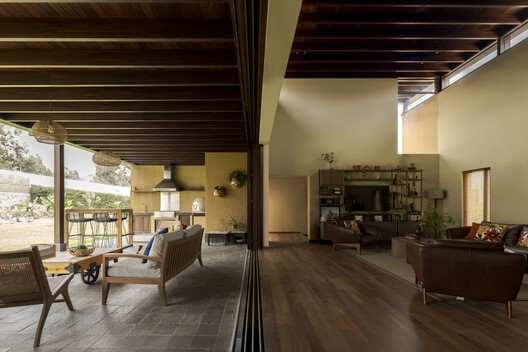 Casa en Cieneguilla / Vásquez & López Arquitectos - Fotografía interior, Madera, Iluminación, Sillas, Mesas, Fijación Vigas