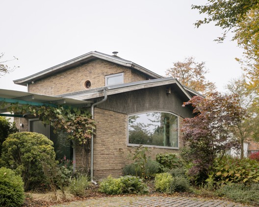 DT House / AE-architecten - Exterior Photography, Door, Brick, Garden