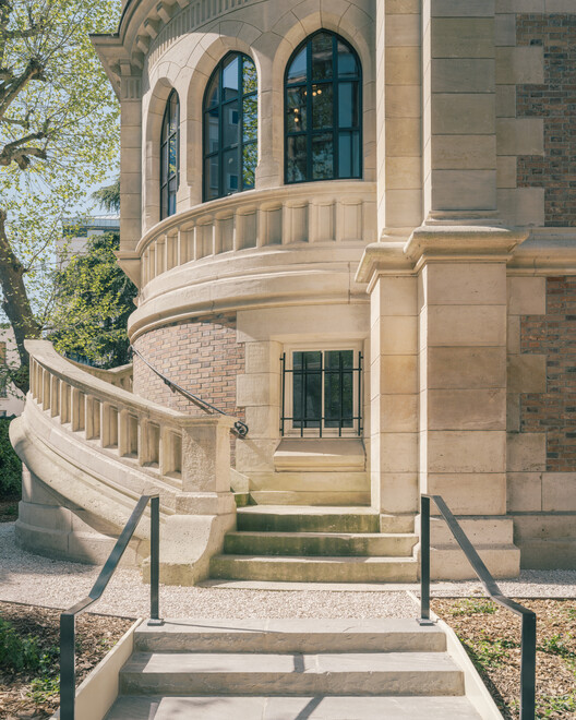 Château of the Hertford British Hospital Rehabilitation / Maud Caubet Architectes - Exterior Photography, Arch, Column, Stairs, Glass, Handrail