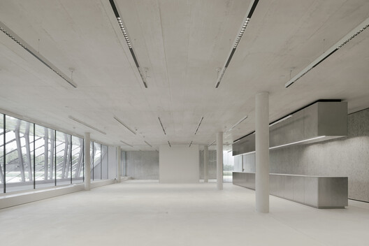 Sede Principal de Dynafit / BAROZZI VEIGA - Fotografía interior, Vidrio, Concreto, Fijación Vigas