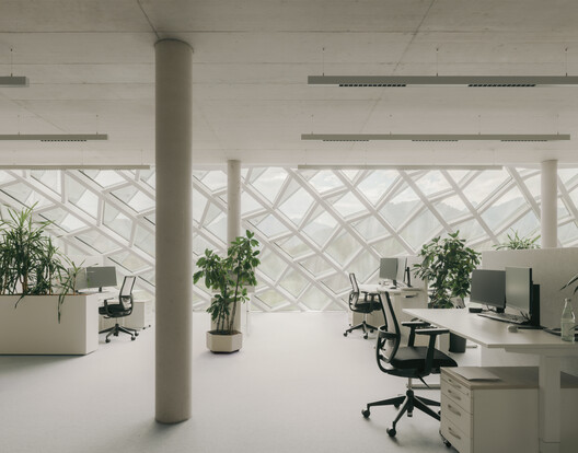 Sede Principal de Dynafit / BAROZZI VEIGA - Fotografía interior, Comedor, Sillas