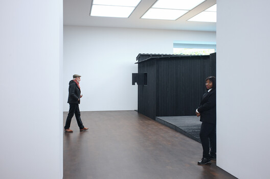 Awulai Ashia & Nkyinkyim Exhibition at Gagosian / DeRoche Projects - Interior Photography