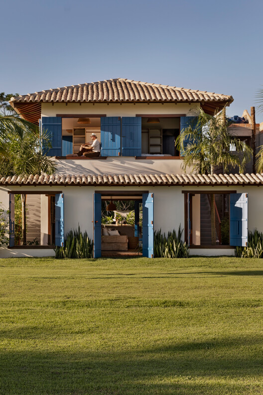 Casa Rubro Negro / W.A.M.V Arquitetura - Fotografia de Exterior, Balcão