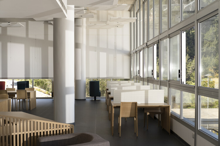 Colegio Louise Wegmann / Dagher Hanna & Partners - Fotografía interior, Sillas, Vidrio, Iluminación, Mesas