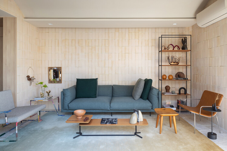 Apartamento Cenourão / Orlando Denardi - Fotografía interior, Sala de estar, Madera, Sillones, Mesas, Sillas