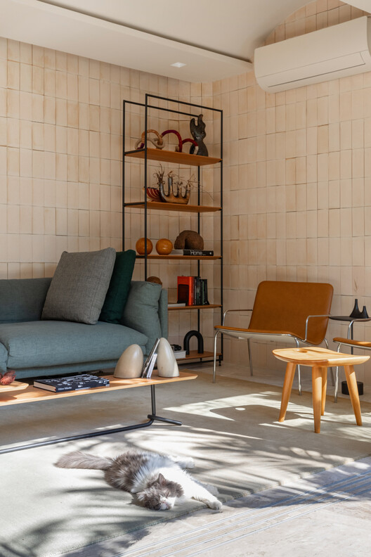 Apartamento Cenourão / Orlando Denardi - Fotografía interior, Sala de estar, Madera, Sillas, Mesas, Iluminación, Sillones