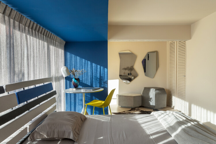 Apartamento Cenourão / Orlando Denardi - Fotografía interior, Dormitorio, Camas, Iluminación, Sillas