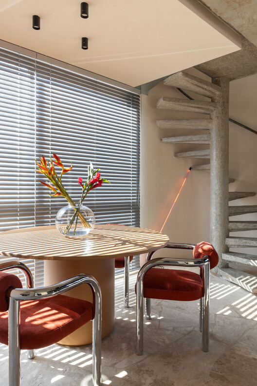 Apartamento Cenourão / Orlando Denardi - Fotografía interior, Madera, Sillas, Iluminación, Mesas