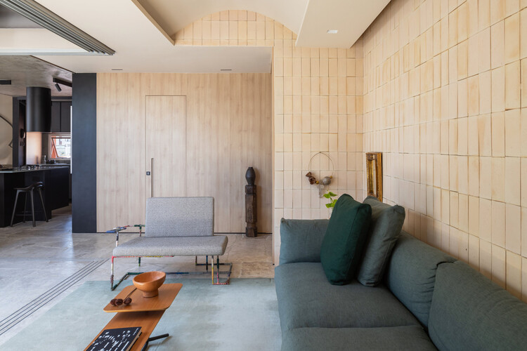 Apartamento Cenourão / Orlando Denardi - Fotografía interior, Sala de estar, Madera, Iluminación, Mesas, Sillas