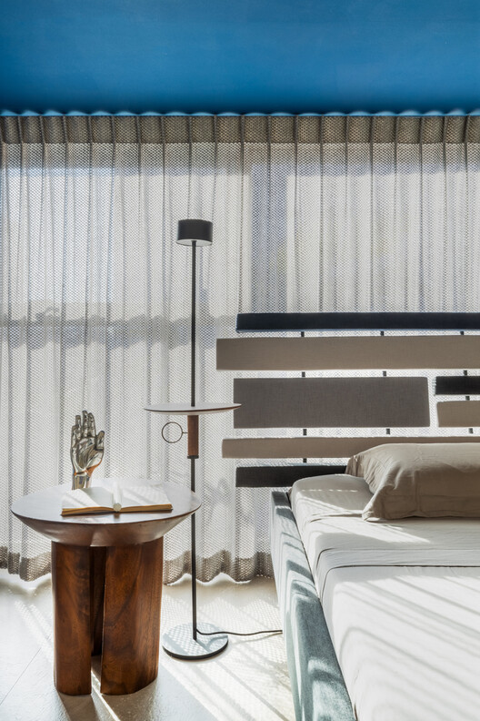 Apartamento Cenourão / Orlando Denardi - Fotografía interior, Dormitorio, Iluminación, Mesas, Camas, Sillas