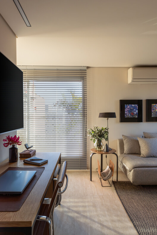 Apartamento Cenourão / Orlando Denardi - Fotografía interior, Sala de estar, Madera, Sillones, Mesas, Iluminación, Sillas