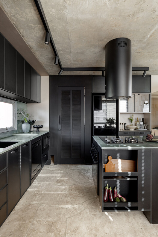 Apartamento Cenourão / Orlando Denardi - Fotografía interior, Cocina, Encimera, Madera, Iluminación, Sillas